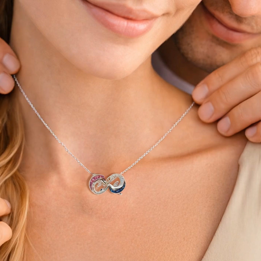 Mother and daughter close-up smiling together wearing silver jewelry, emotional Muttertag banner, elegant gift idea for Mother’s Day – Seinerzeit Flora & Fauna