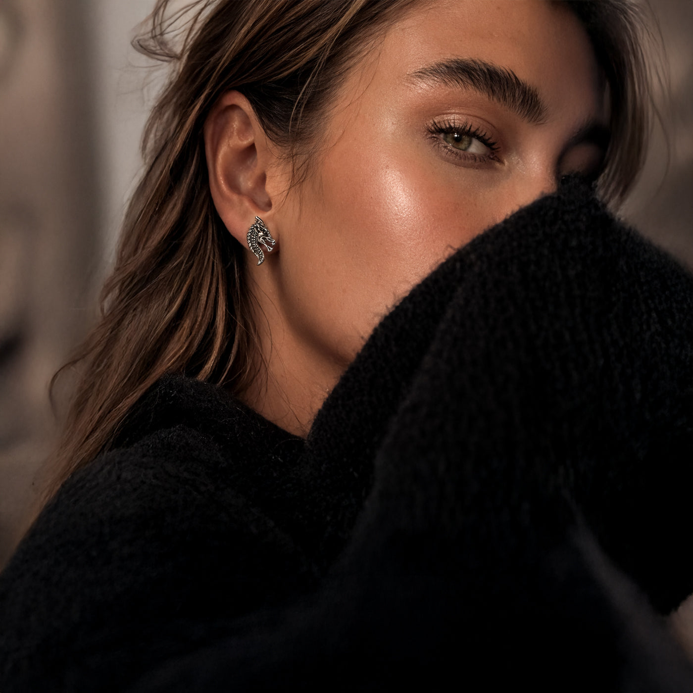 Frau trägt Drakonis Drachen Ohrring aus 925 Sterling Silber im markanten Design – detailreicher Drachen Ohrstecker mit kraftvoller, mystischer Ausstrahlung, inspiriert von Stärke und Schutz, eleganter Damen Schmuck der SEINERZEIT Noctis Kollektion