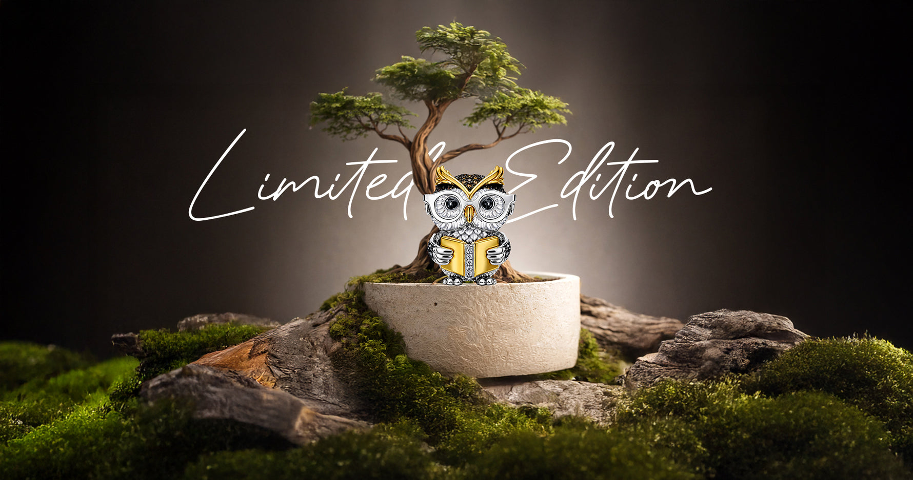 Detailed owl pendant in 925 sterling silver with gold accents and zirconia, sitting in front of a bonsai tree reading a book – nature-inspired jewelry design from the SEINERZEIT Limited Edition, delicate animal pendant, high-quality silver jewelry with forest motif, owl as a symbol of wisdom and knowledge, unique women's jewelry and gift idea