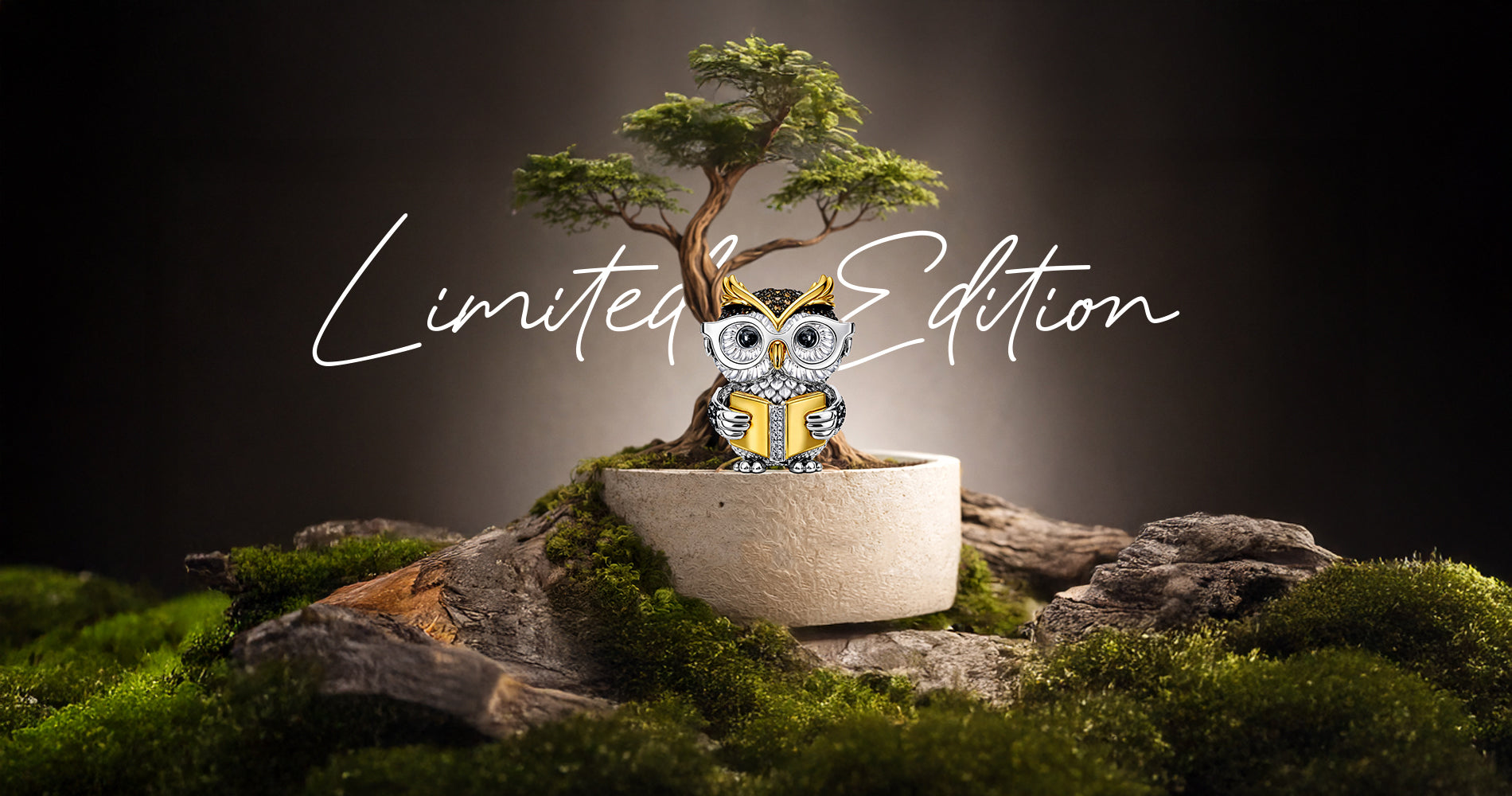Detailreicher Eulen Anhänger aus 925 Sterling Silber mit goldenen Akzenten und Zirkonia, sitzend vor Bonsai Baum und lesend mit Buch – naturinspiriertes Schmuckdesign der SEINERZEIT Limited Edition, filigraner Tieranhänger, hochwertiger Silberschmuck mit Waldmotiv, Eule als Symbol für Weisheit und Wissen, einzigartiger Damen Schmuck und Geschenkidee