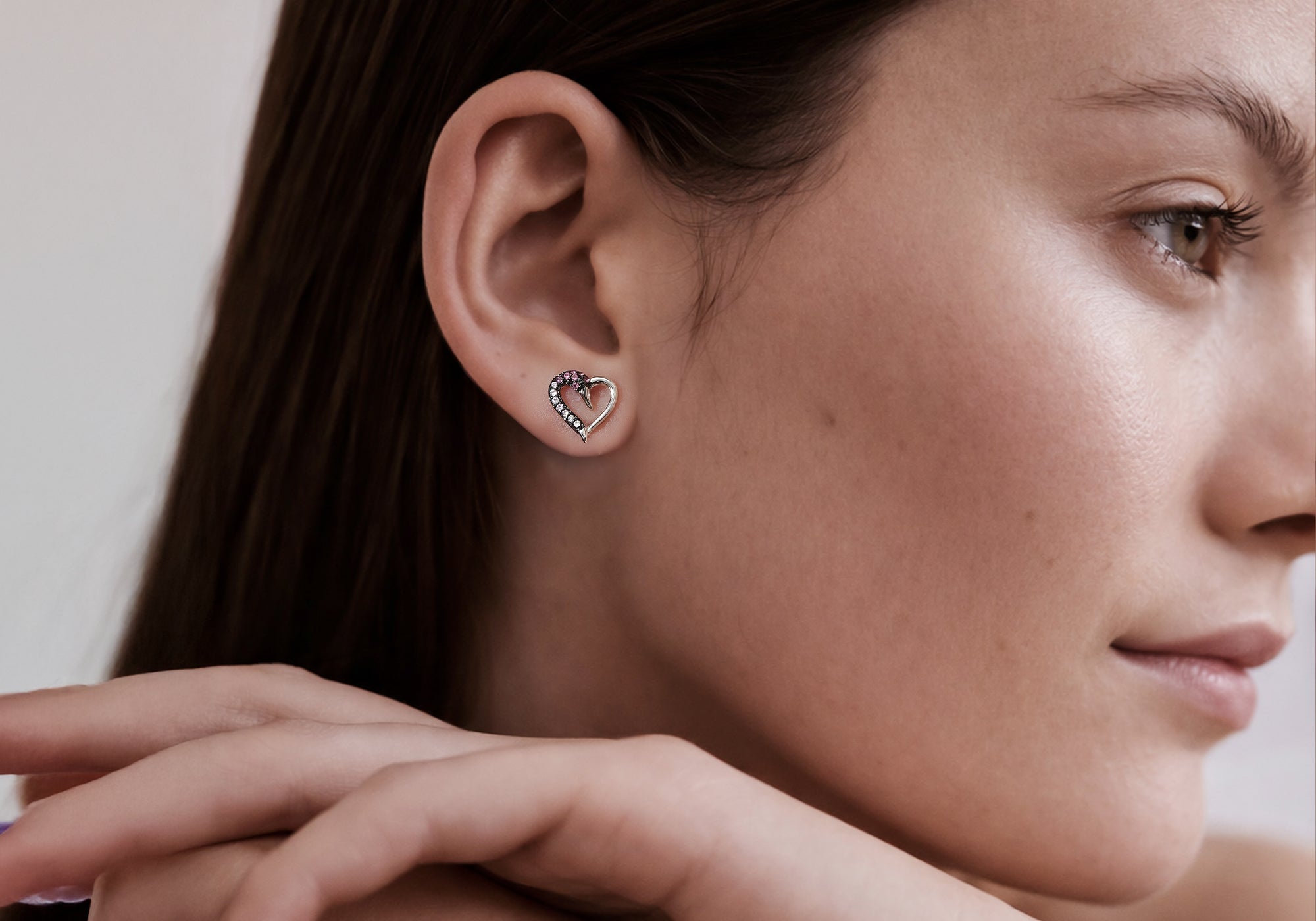Model trägt 925 Sterling Silber Schwan Ohrstecker mit Zirkonia – Seinerzeit Flora & Fauna Duo Schwan