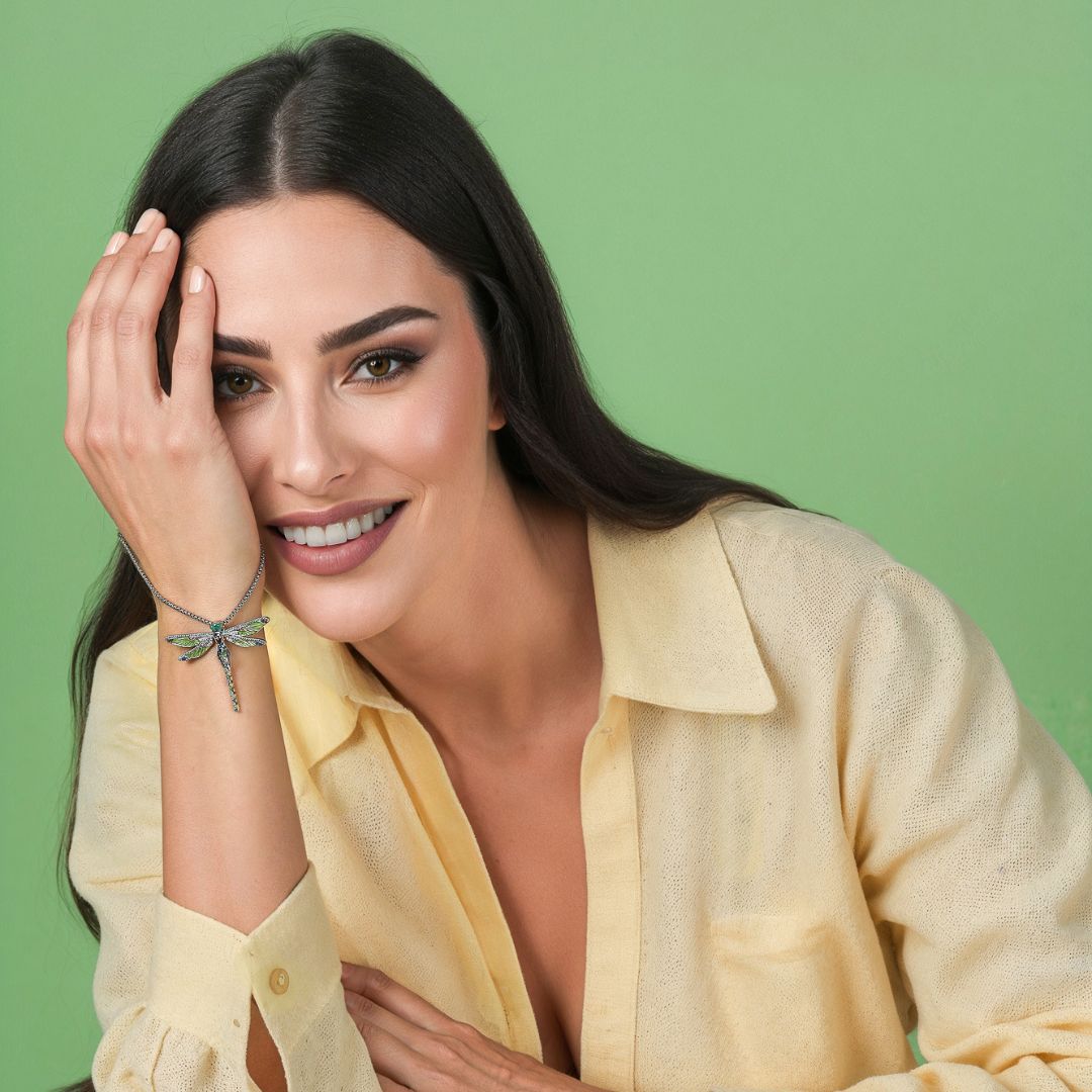 Frau trägt den Ella Libellen-Anhänger aus der Waldleben Kollektion – Silberschmuck von Seinerzeit Flora & Fauna