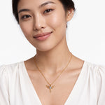 Weibliches Modell trägt den Auri Schlüssel-Anhänger von SEINERZEIT aus vergoldetem 925 Sterling Silber mit weißem Herz-Zirkonia 
