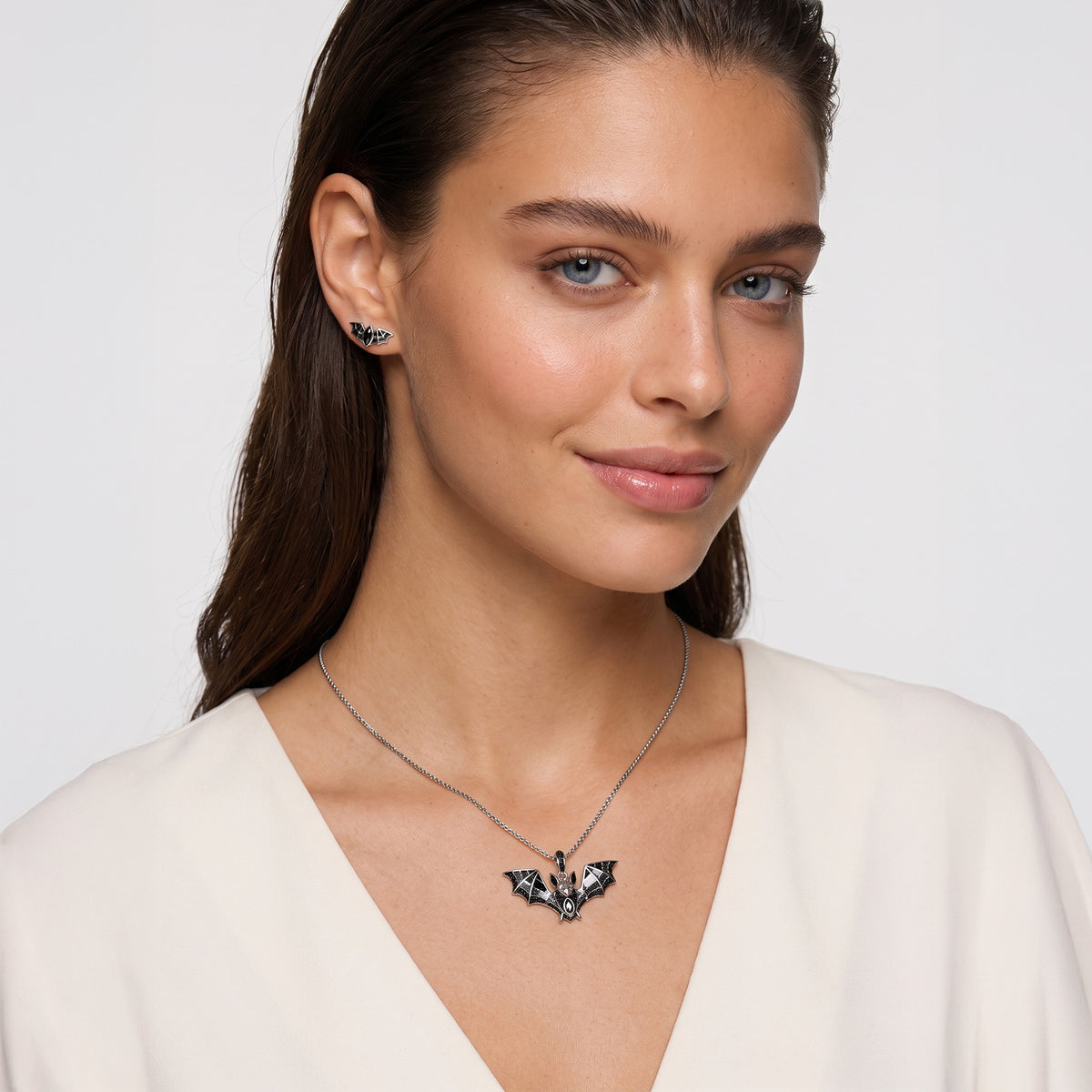 Betty Fledermaus Set von SEINERZEIT am Model getragen mit Anhänger, Ohrsteckern und Silberkette