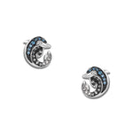 Clous d'oreilles infini dauphin bleu en argent, avec un dauphin courbé sur chaque oreille, entièrement sertis de zirconiums bleu vif