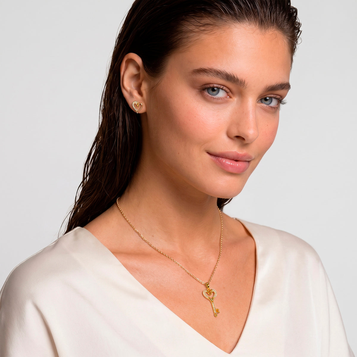 Crystal Cupid Set von SEINERZEIT am Model getragen mit Schlüssel Anhänger, Schwan Ohrsteckern und Kette