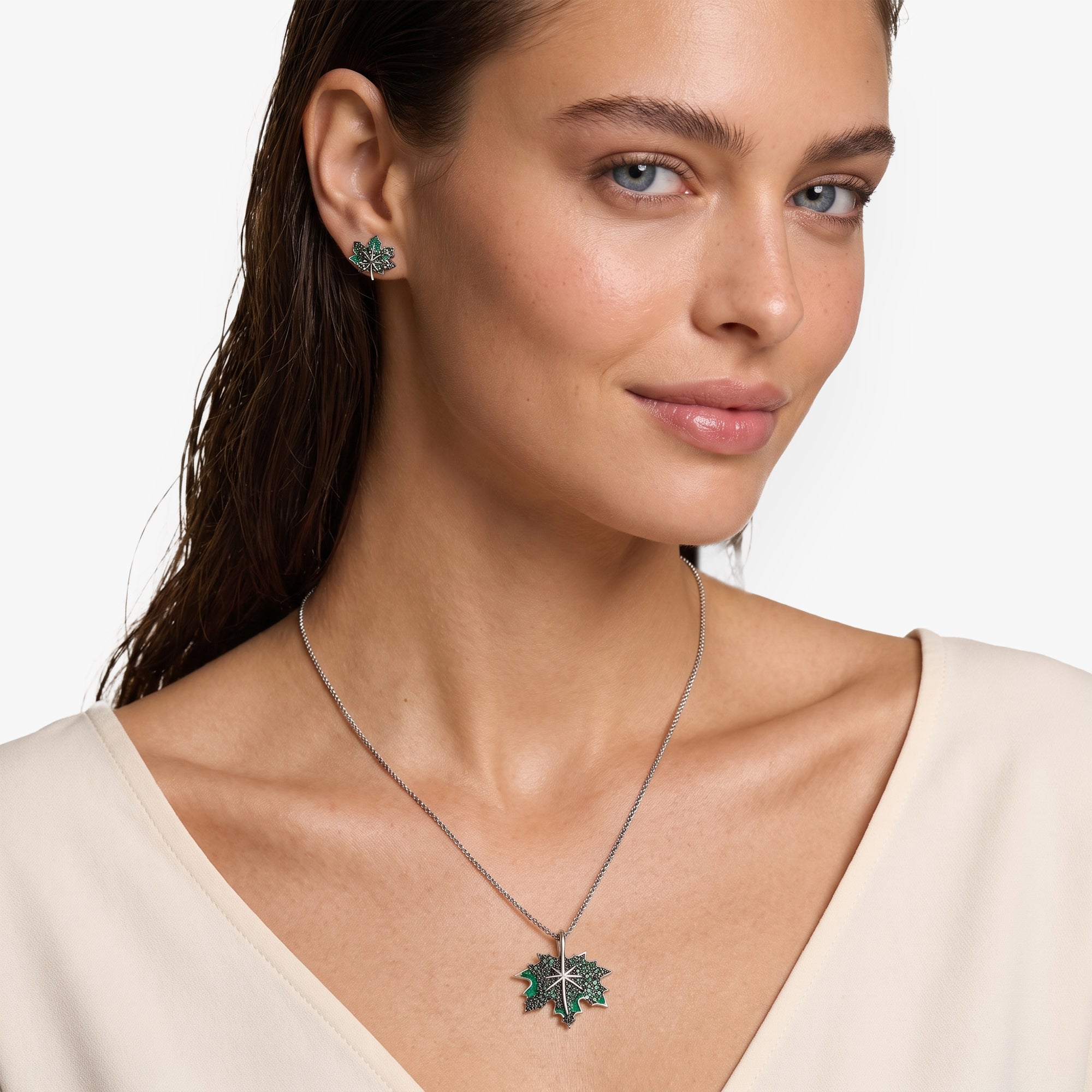Model trägt das Ashley Ahornblatt Schmuck-Set von SEINERZEIT mit Blatt-Anhänger an Silberkette und passenden Ohrringen