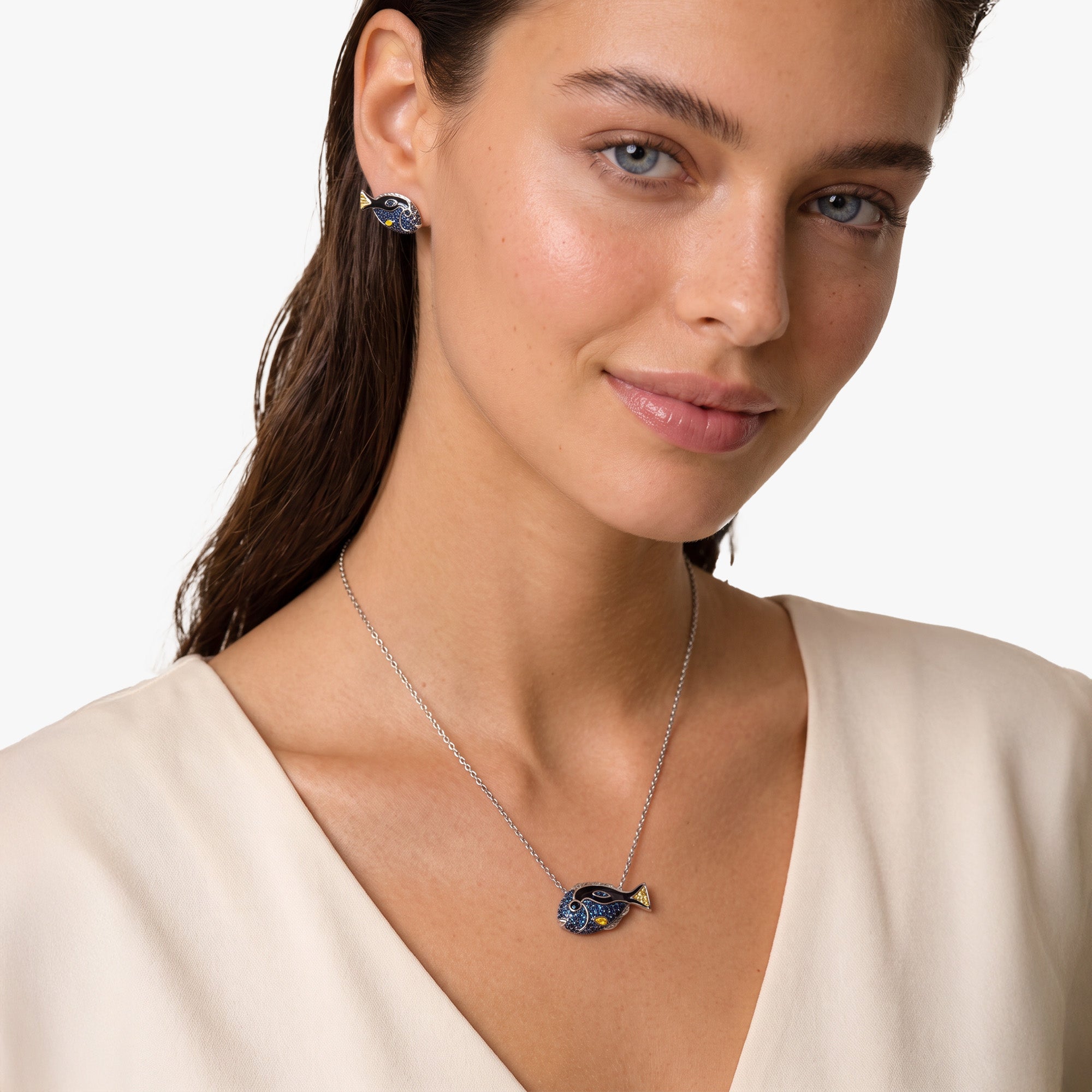 Model trägt das Dory Fisch Schmuck-Set von SEINERZEIT mit Fisch-Anhänger an Silberkette und passenden Ohrringe