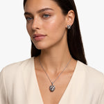 Model trägt das Jack Jaguar Schmuck-Set von SEINERZEIT mit Jaguar-Anhänger an Silberkette und passenden Ohrringen aus 925 Sterling Silber