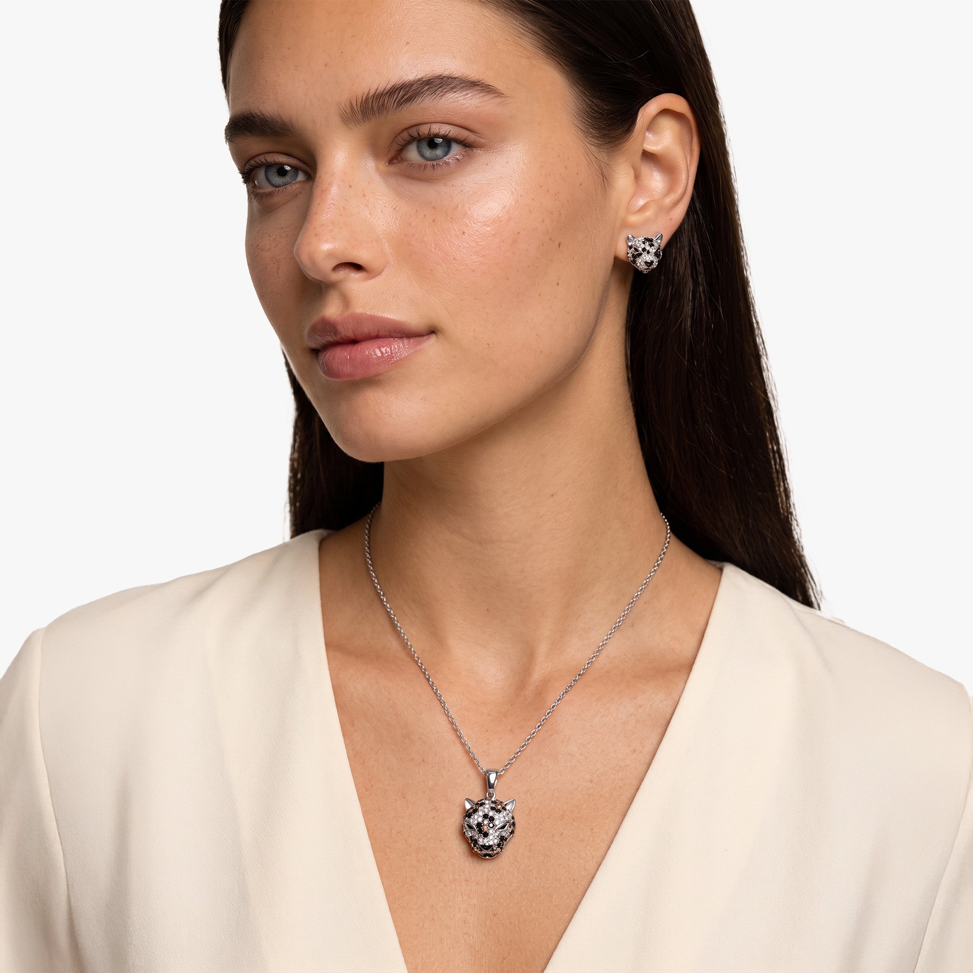 Model trägt das Jack Jaguar Schmuck-Set von SEINERZEIT mit Jaguar-Anhänger an Silberkette und passenden Ohrringen aus 925 Sterling Silber