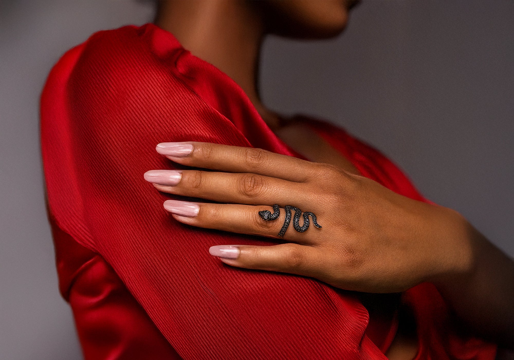 Model trägt 925 Sterling Silber Schlangen Ring mit schwarzen Zirkonia – Seinerzeit Flora & Fauna Mambo Schlange