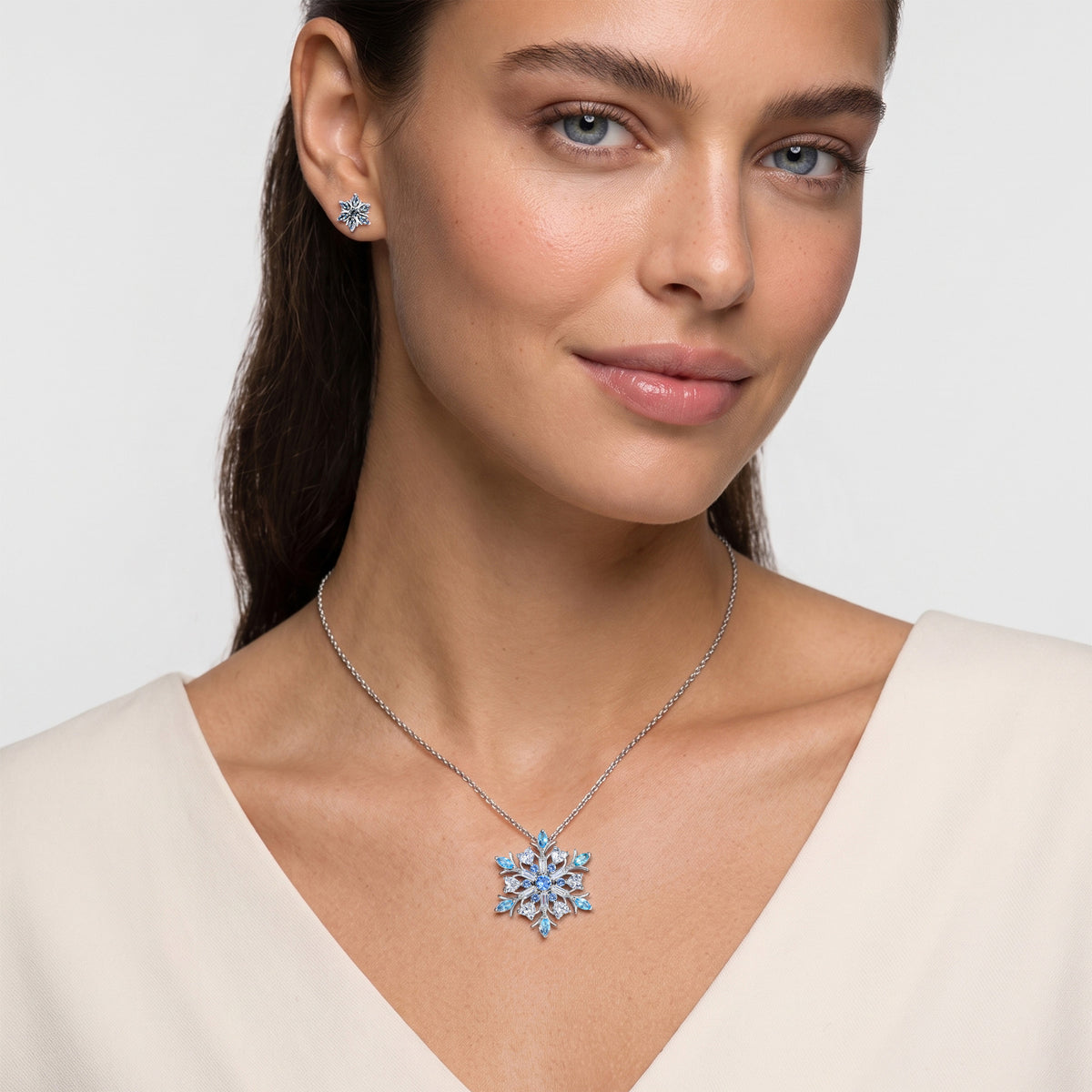 Frosty Schneeflocken Set von SEINERZEIT am Model getragen mit Anhänger, Ohrsteckern und Silberkette
