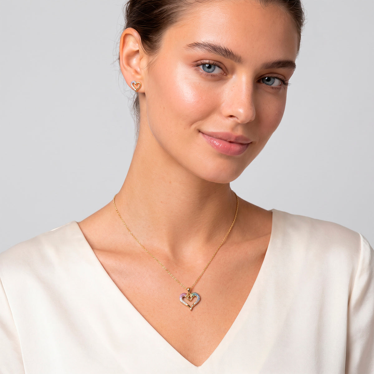 Fusion Schwan Herz Set von SEINERZEIT am Model getragen mit Anhänger, Ohrsteckern und vergoldeter Kette