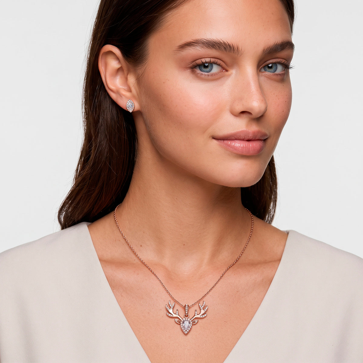 Ida Hirsch Set von SEINERZEIT am Model getragen mit Hirsch Anhänger, Ohrsteckern und rosévergoldeter Kette