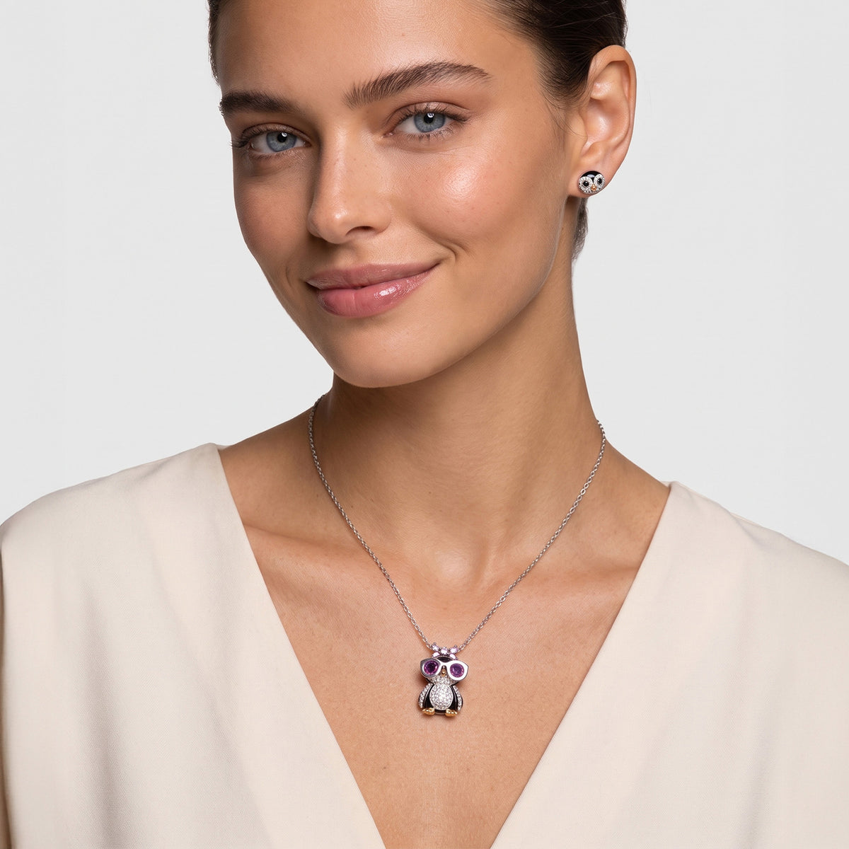 Kiki Pinguin Set von SEINERZEIT am Model getragen mit Pinguin Anhänger, Ohrsteckern und Silberkette