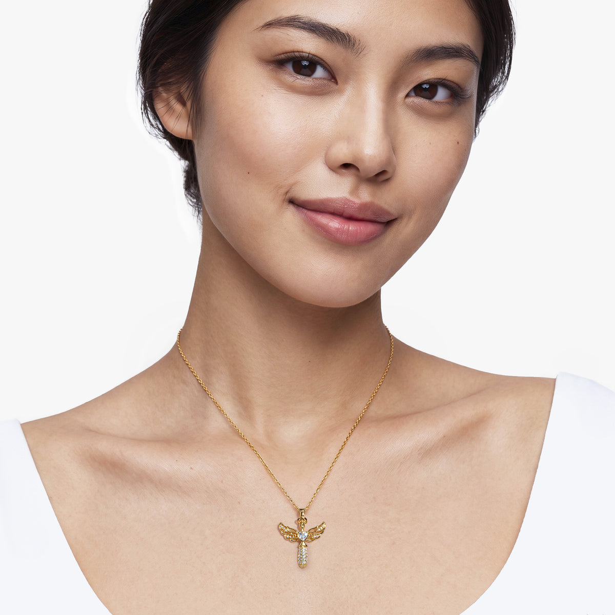 Weibliches Modell trägt den filigranen Mira Engel-Anhänger von SEINERZEIT aus vergoldetem 925 Sterling Silber mit weißem Herz-Zirkonia 