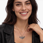 Weibliches Modell trägt den Nyx Motten-Anhänger von SEINERZEIT aus 925 Sterling Silber mit schwarzen Zirkonia und Totenkopf-Motiv
