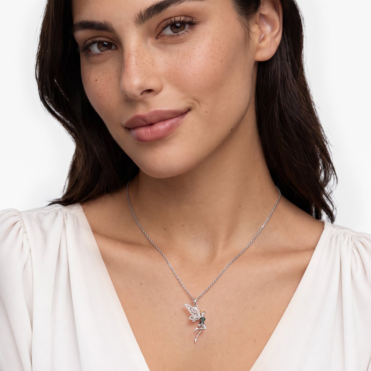 Pixie Feen-Anhänger von SEINERZEIT aus 925 Sterling Silber mit weißen Zirkonia-Flügeln, grünem Zirkonia-Kleid und vergoldeten Haaren am Model getragen