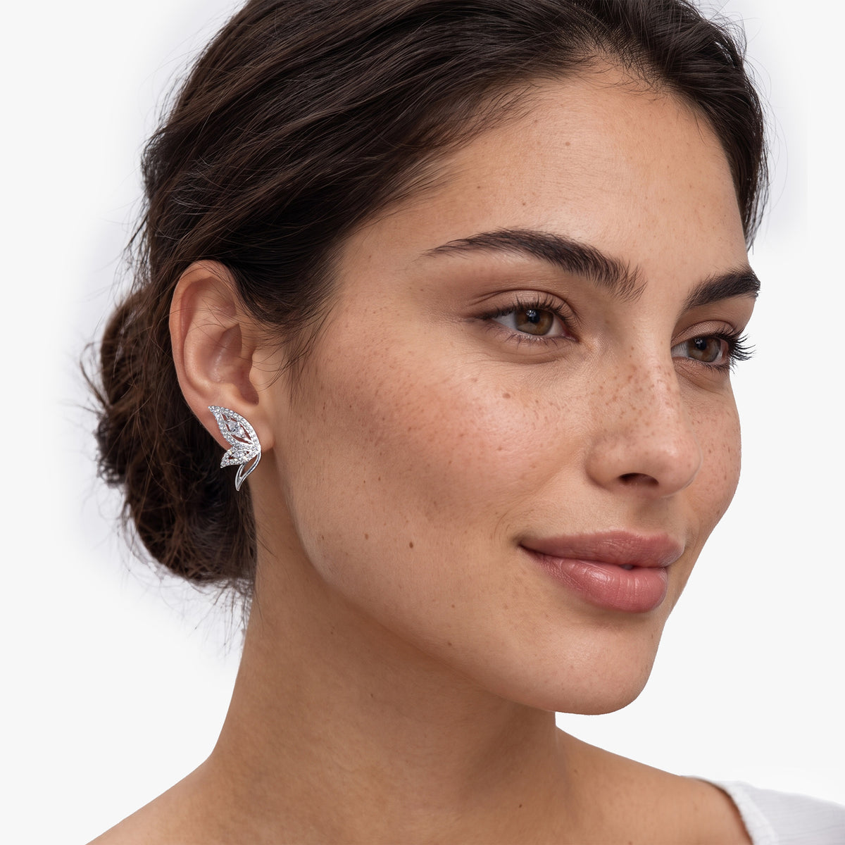 Weibliches Modell trägt die Pixie Feen-Ohrringe von SEINERZEIT aus 925 Sterling Silber mit weißen Zirkonia und filigranen Feenflügeln