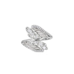 Detailansicht des Seraph Engelsflügel Rings von SEINERZEIT aus rhodiniertem 925 Sterling Silber mit weißen Zirkonia und stilisiertem Engelsflügel-Design 