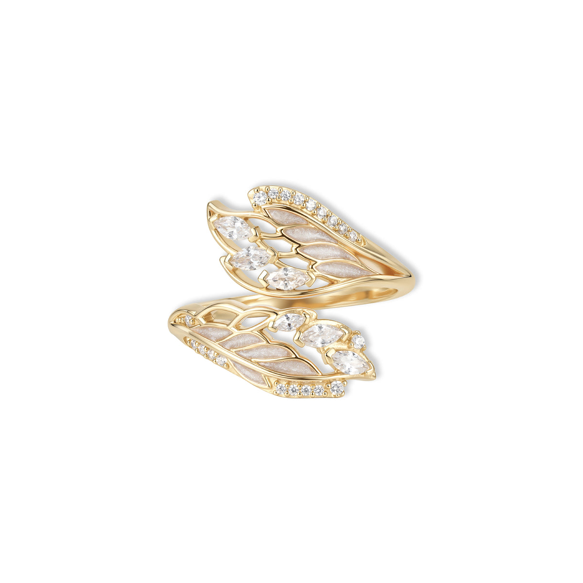 Detailansicht des Seraph Engelsflügel Rings von SEINERZEIT aus vergoldetem 925 Sterling Silber mit weißen Zirkonia und stilisiertem Engelsflügel-Design 