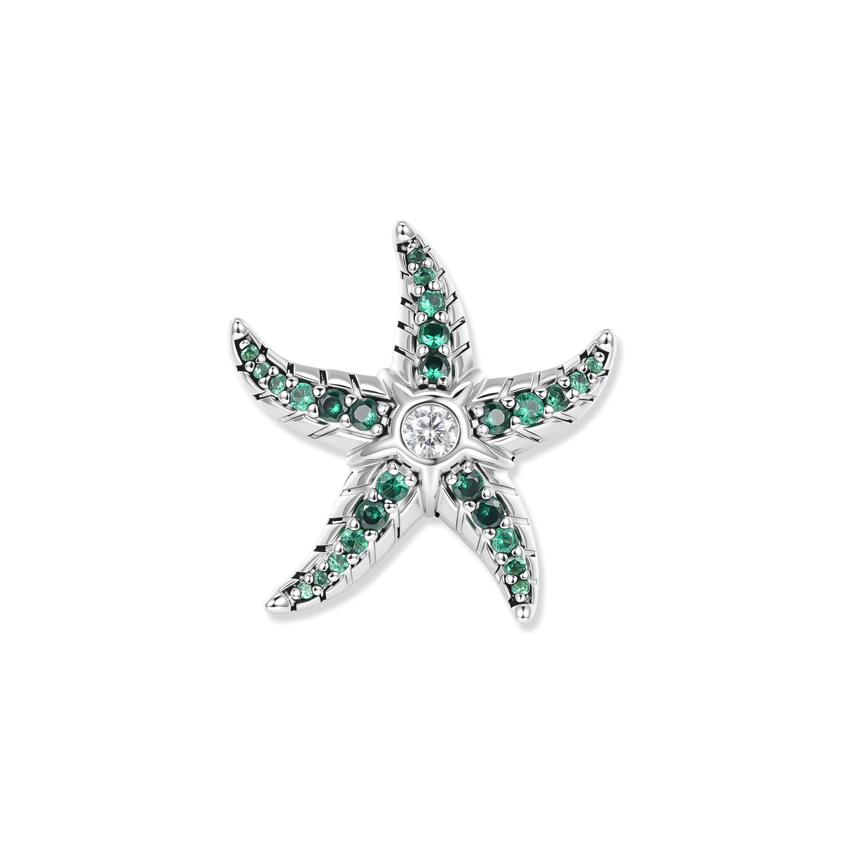 Étoile de mer en argent avec oxydes de zirconium vert intense sur les bras et pierre scintillante au centre, inspirée par les mondes aquatiques calmes et naturels