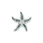 Étoile de mer en argent avec oxydes de zirconium vert intense sur les bras et pierre scintillante au centre, inspirée par les mondes aquatiques calmes et naturels