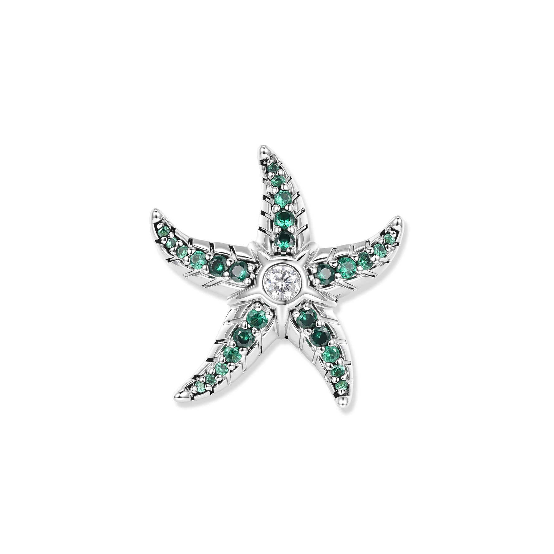 Étoile de mer en argent avec oxydes de zirconium vert intense sur les bras et pierre scintillante au centre, inspirée par les mondes aquatiques calmes et naturels