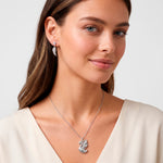 Sofia Schwan Set von SEINERZEIT am Model getragen mit Schwan Anhänger, Ohrschmuck und Silberkette