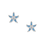 Delicati orecchini a lobo a forma di stella marina in argento con zirconi blu, accenti luminosi e centro scintillante, abbinabili al ciondolo Sonja Blue
