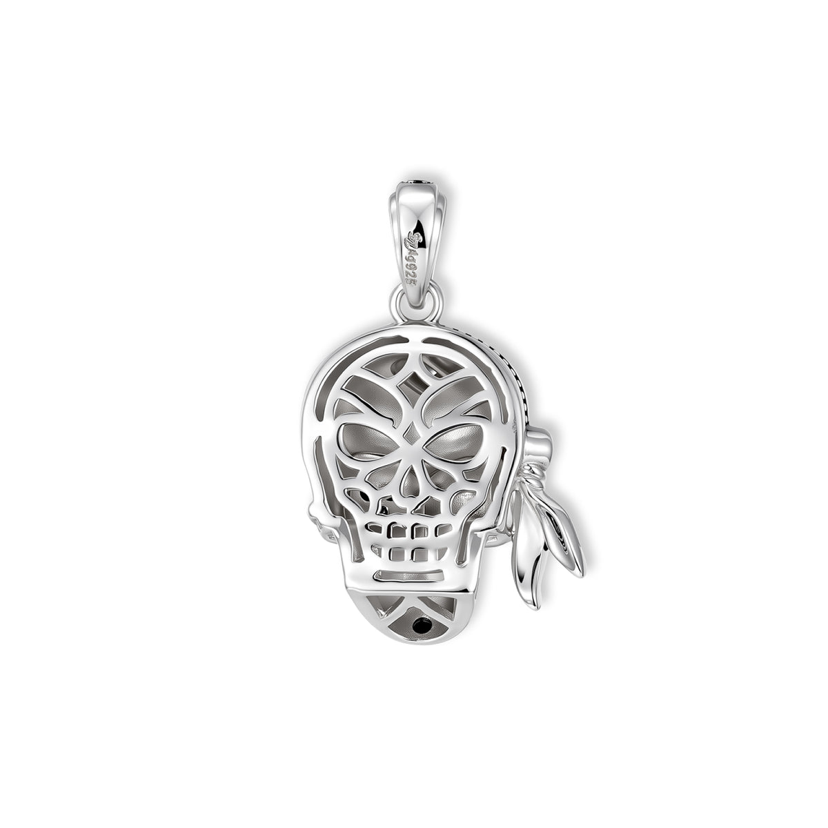 Rückseite des Sparrow Piratenschädel-Anhängers von SEINERZEIT aus 925 Sterling Silber mit offen gearbeiteter Schädelstruktur