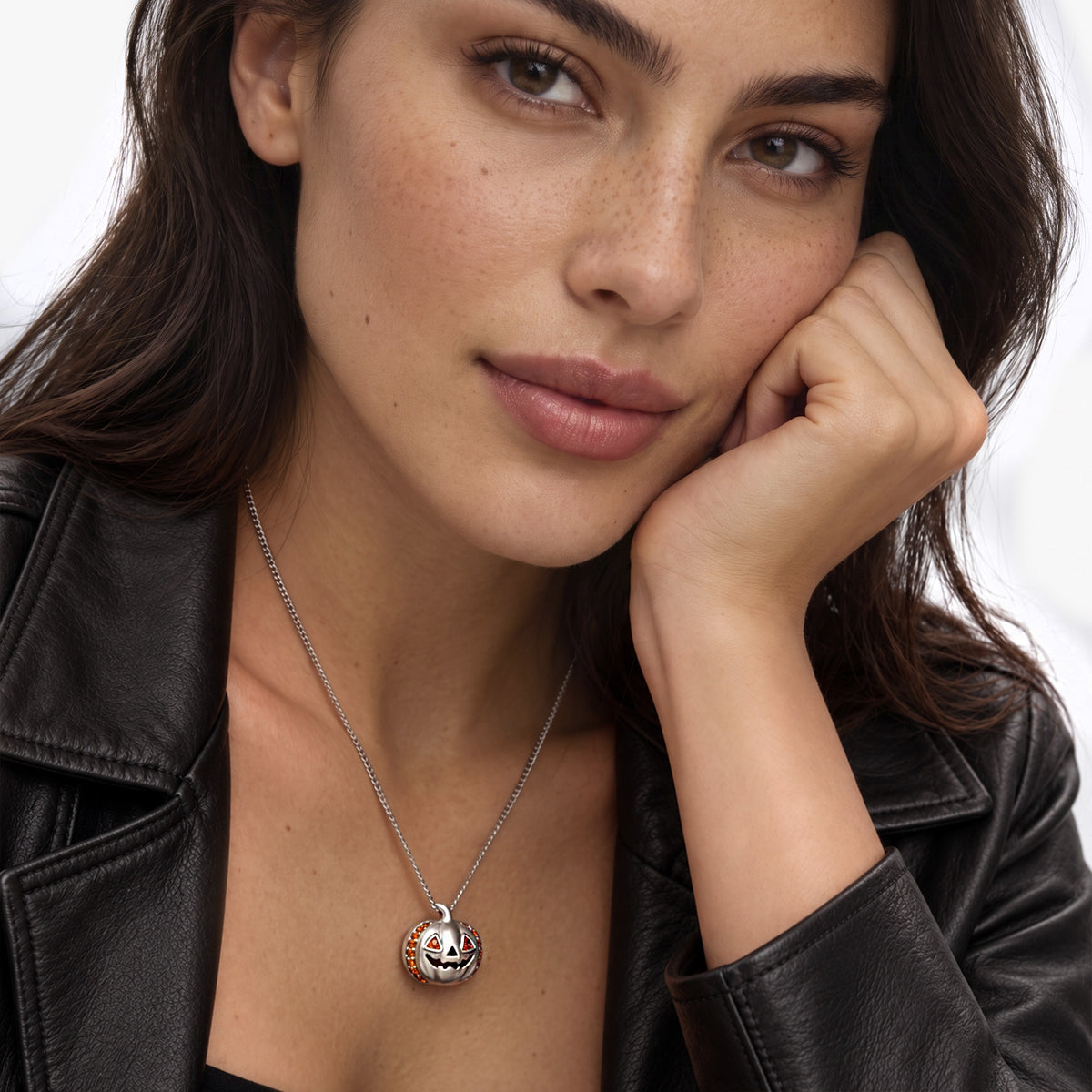 Weibliches Modell trägt den Spooky Kürbis-Anhänger von SEINERZEIT aus 925 Sterling Silber mit orangefarbenen Zirkonia