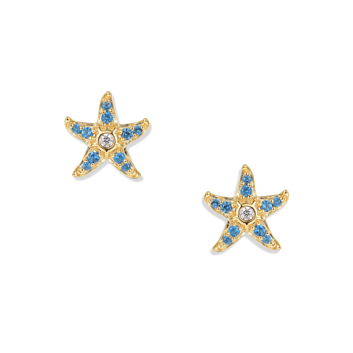 Délicates boucles d'oreilles puces Svenja Royal en forme d'étoile de mer dorée, ornées de zircons bleu profond et de fins accents blancs