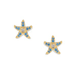 Délicates boucles d'oreilles puces Svenja Royal en forme d'étoile de mer dorée, ornées de zircons bleu profond et de fins accents blancs