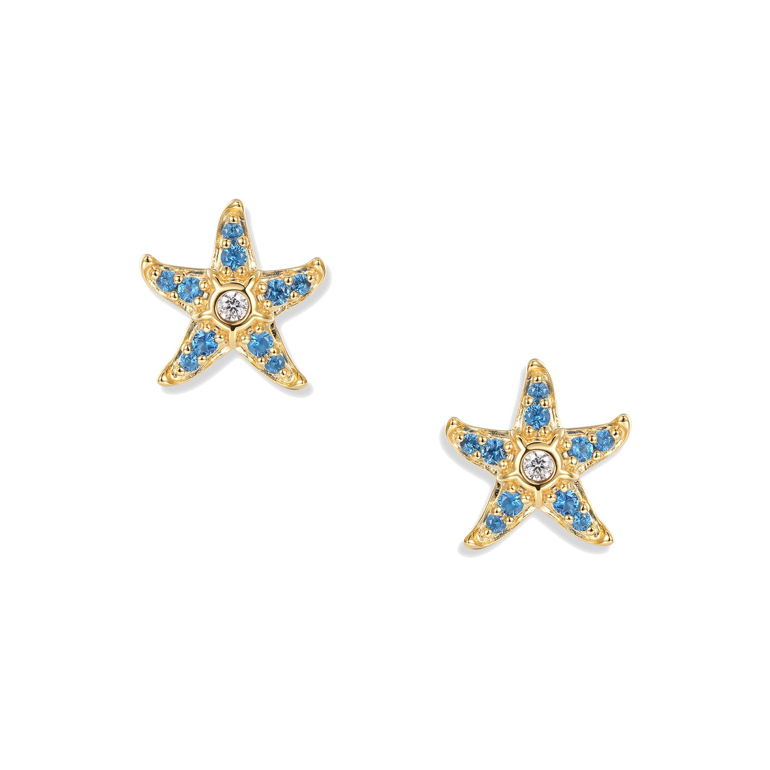 Délicates boucles d'oreilles puces Svenja Royal en forme d'étoile de mer dorée, ornées de zircons bleu profond et de fins accents blancs