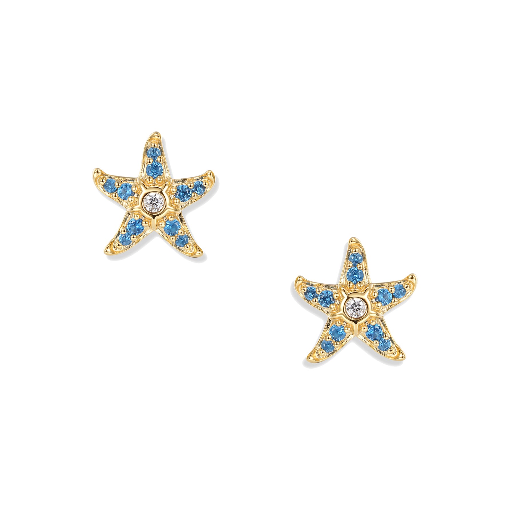 Délicates boucles d'oreilles puces Svenja Royal en forme d'étoile de mer dorée, ornées de zircons bleu profond et de fins accents blancs