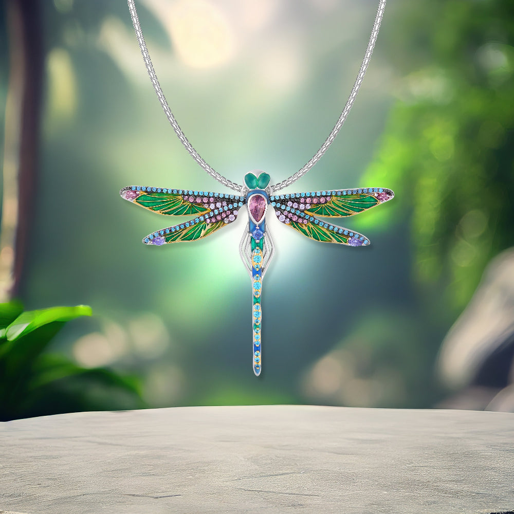 Ella Libellen-Anhänger aus der Waldleben Kollektion – detailreicher Silberschmuck mit bunten Zirkonia von Seinerzeit Flora & Fauna
