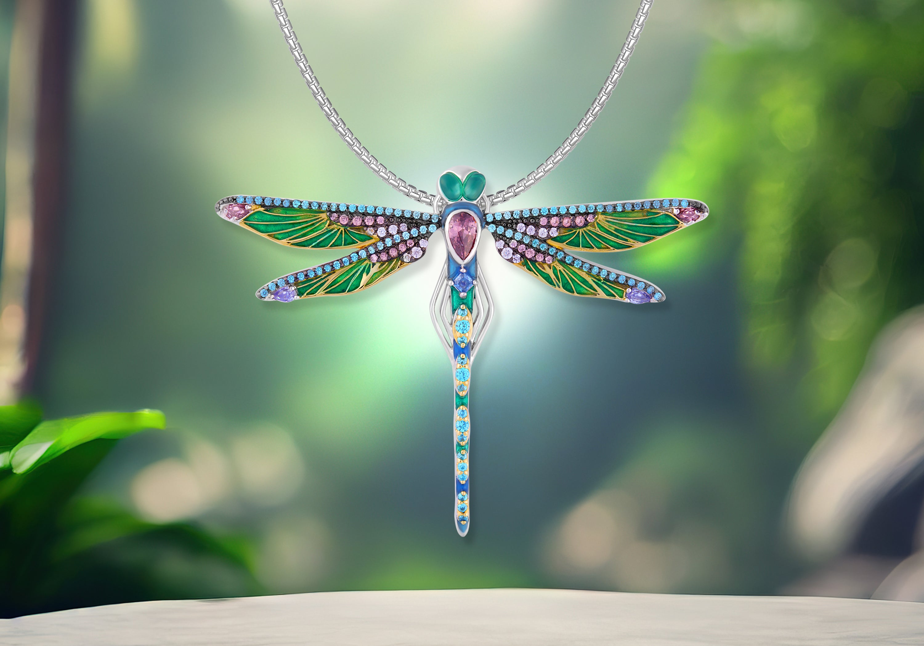 Ella Libellen-Anhänger aus der Waldleben Kollektion – detailreicher Silberschmuck mit bunten Zirkonia von Seinerzeit Flora & Fauna