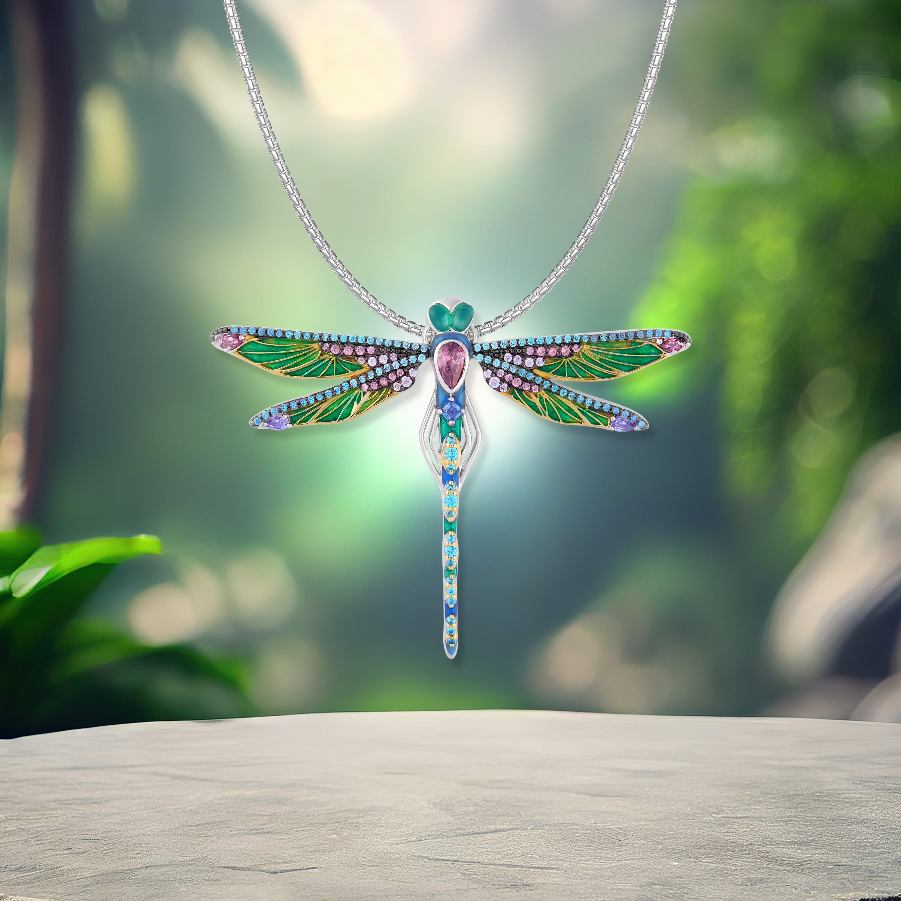 Ella Libellen-Anhänger aus der Waldleben Kollektion – detailreicher Silberschmuck mit bunten Zirkonia von Seinerzeit Flora & Fauna