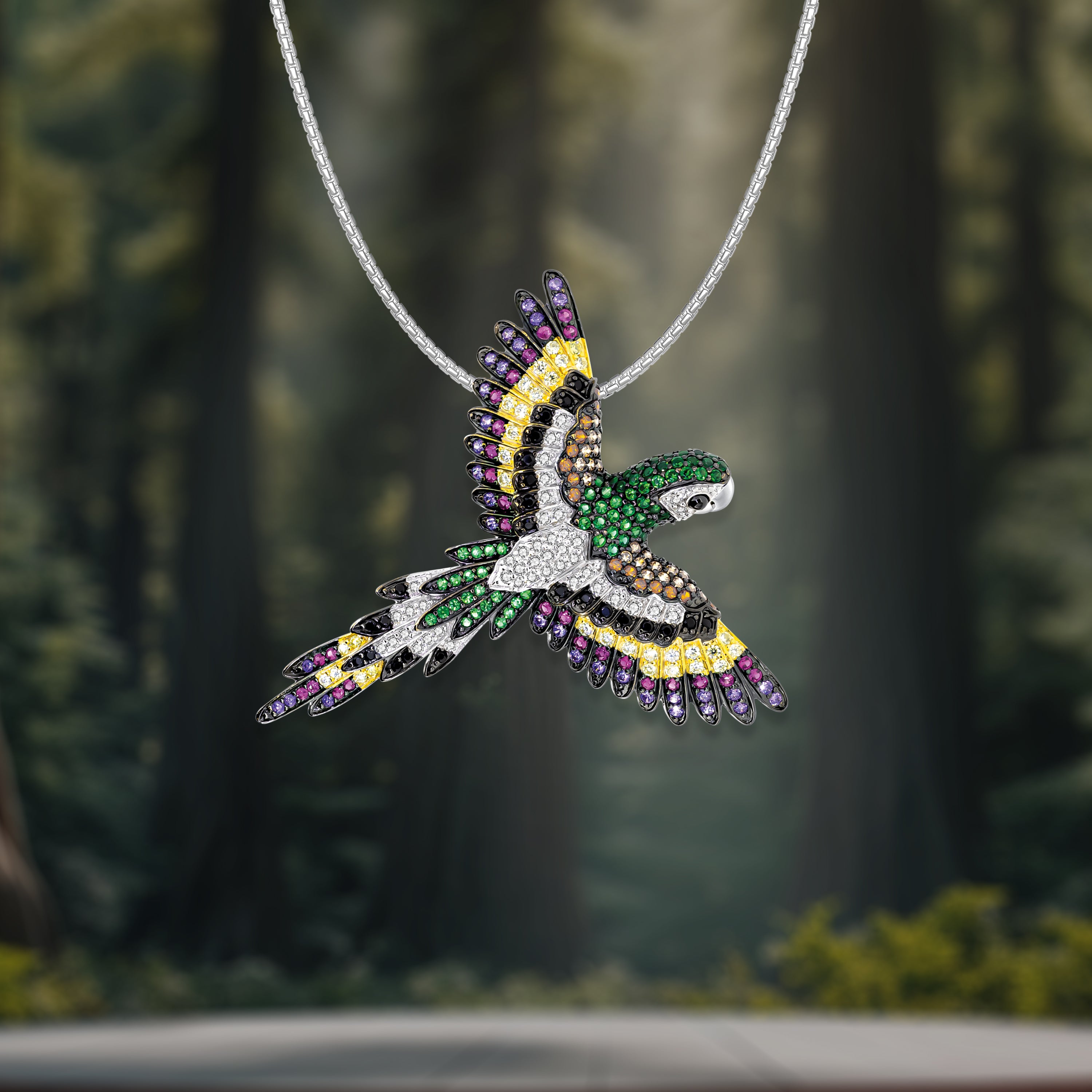 Bunter Falco Papageien-Anhänger aus der Dschungelabenteuer Kollektion – Silberschmuck mit farbigen Steinen von Seinerzeit Flora & Fauna

