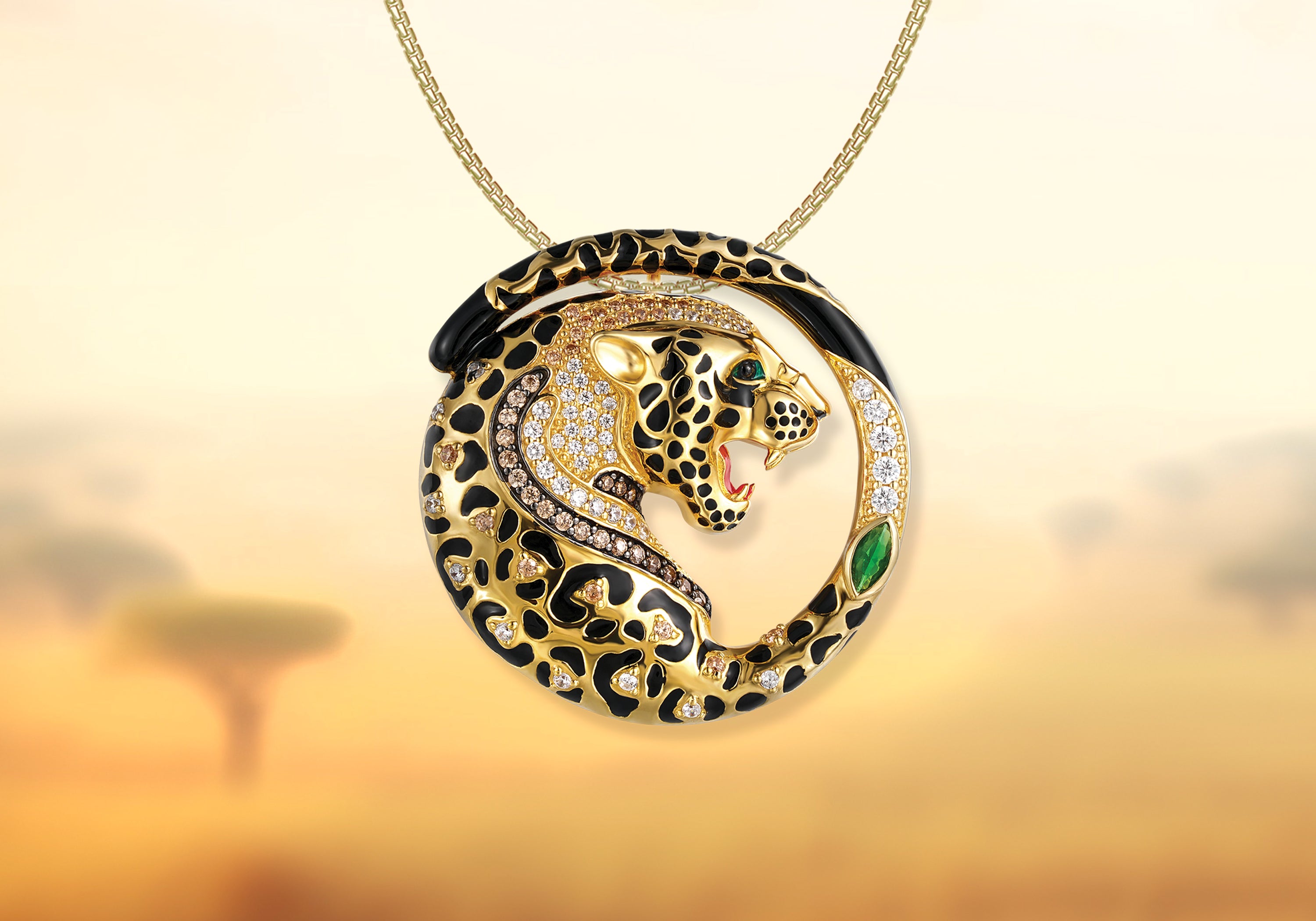 Kiani Leopard Anhänger aus der Safari Expedition Kollektion – vergoldeter Schmuck mit Zirkonia von Seinerzeit Flora & Fauna