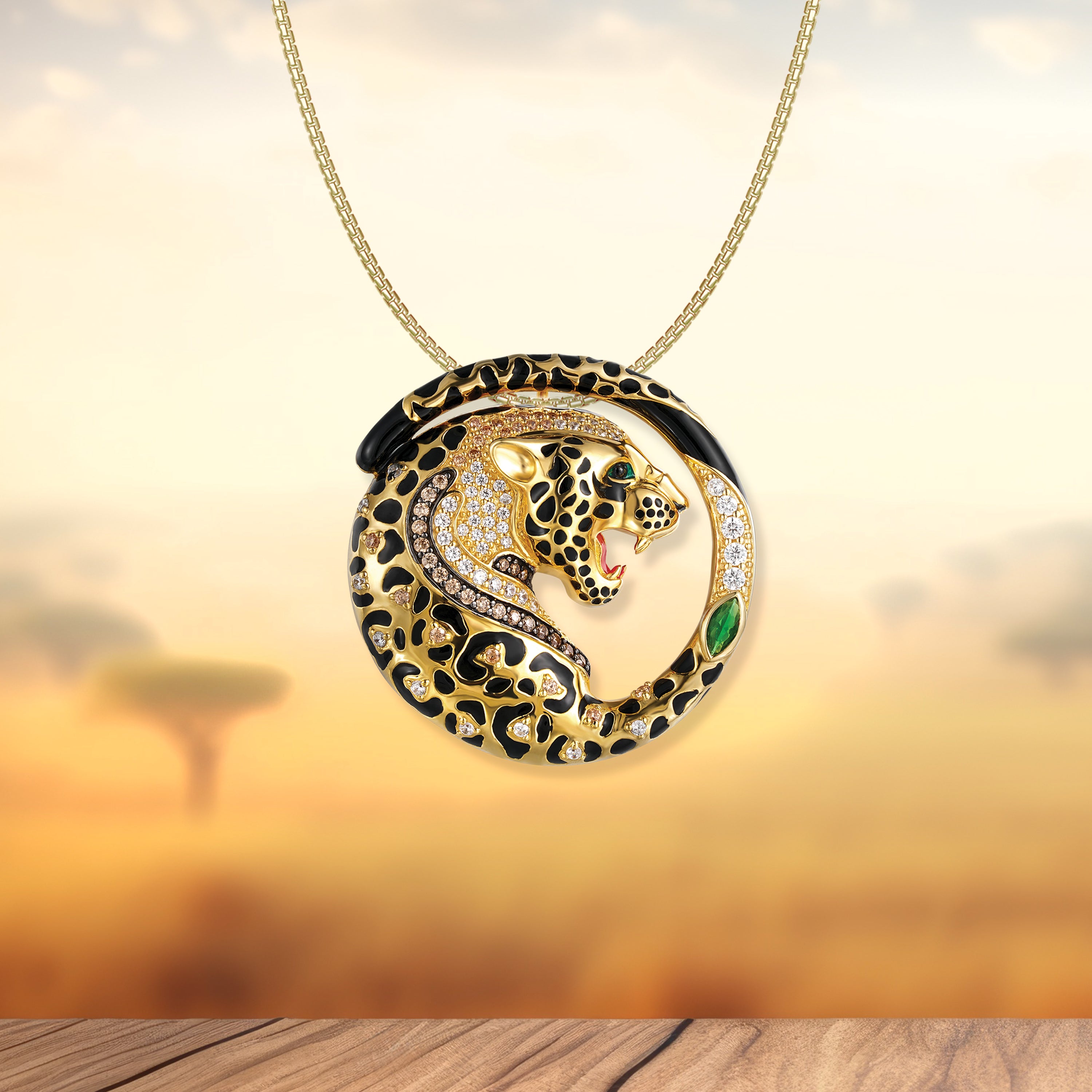 Kiani Leopard Anhänger aus der Safari Expedition Kollektion – vergoldeter Schmuck mit Zirkonia von Seinerzeit Flora & Fauna