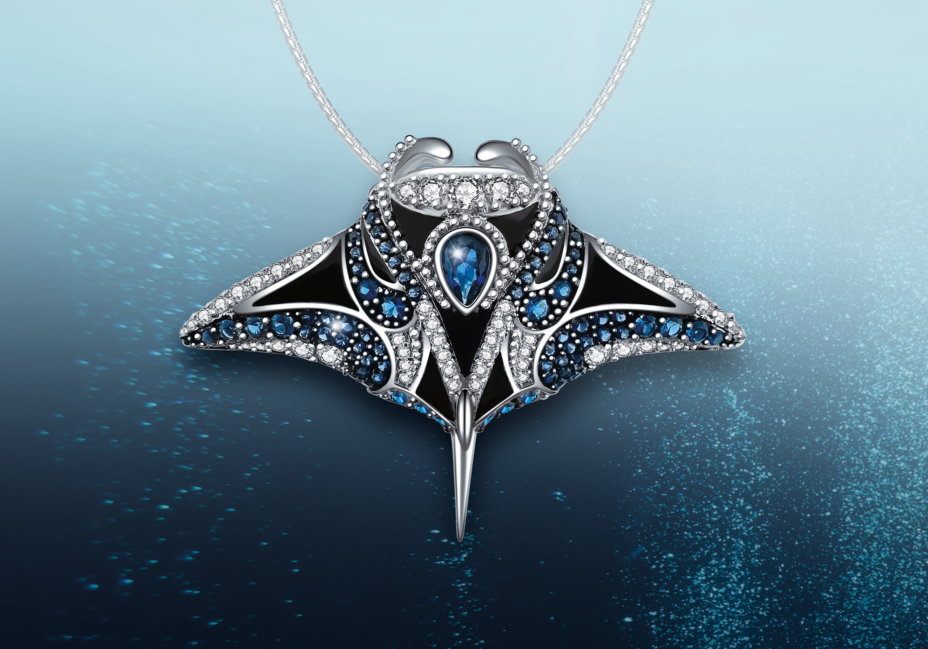 Raymond Manta Anhänger aus der Wasserwelten Kollektion – eleganter 925er Silberschmuck mit blauen und weißen Zirkonia von Seinerzeit Flora & Fauna