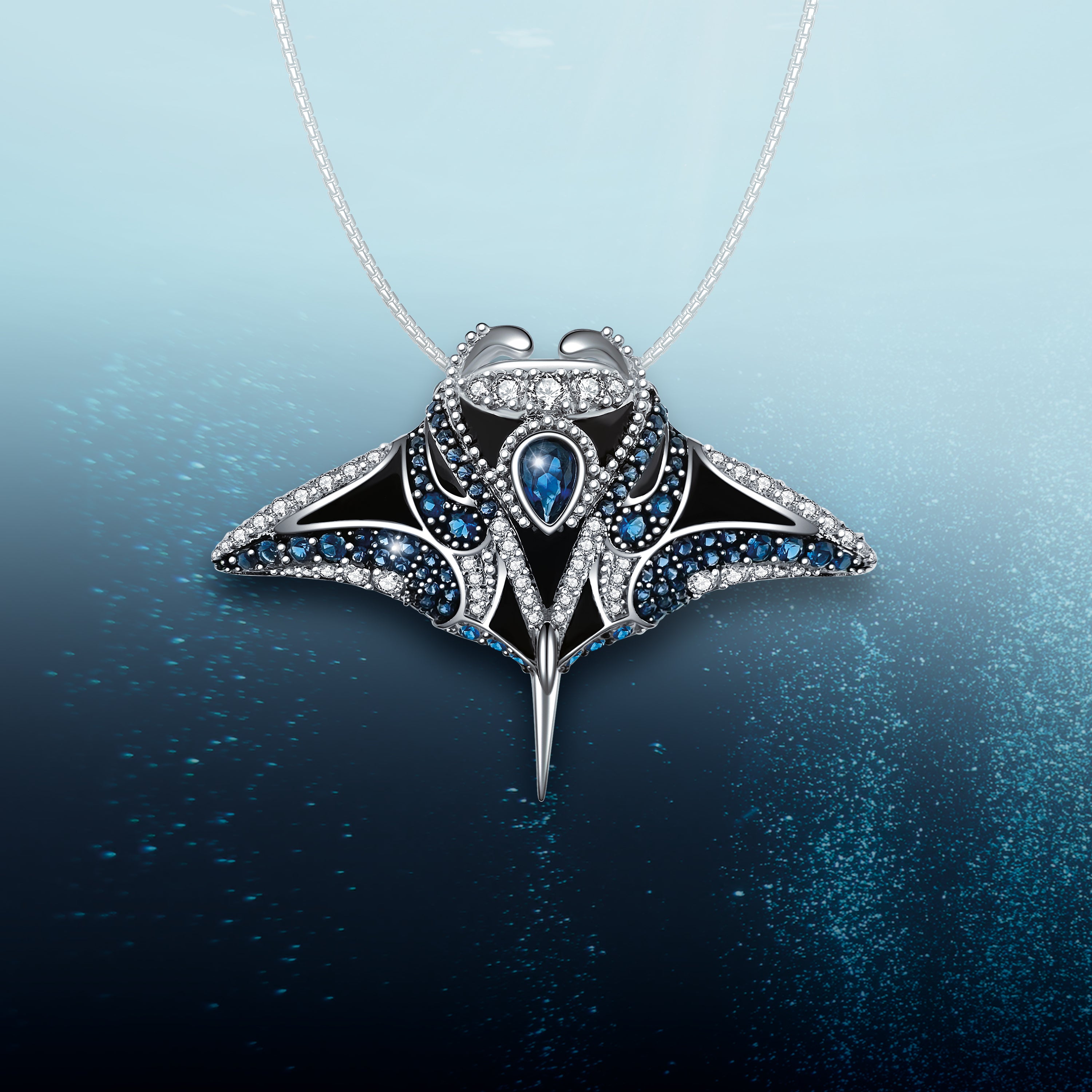 Raymond Manta Anhänger aus der Wasserwelten Kollektion – eleganter 925er Silberschmuck mit blauen und weißen Zirkonia von Seinerzeit Flora & Fauna